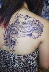 Muodikas naisen takaosa-olkapää kaunis näköinen phoenix-tatuointikuvion kuva
