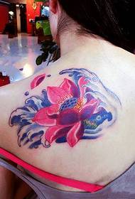 향기로운 어깨 색깔 연꽃 문신 패턴 사진