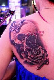 Immagine del tatuaggio di spalla di rosa di frassino nero prepotente