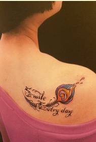 Kvindelige skuldre smukke ser farverige fjer bogstaver tatoveringsbilleder