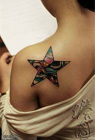 Schouderkleur vijfpuntige ster tattoo foto