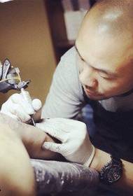 Tattoo artist alvorligt arbejde tatoveringsmønster