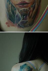 Рисуван череп красива аватар рамо татуировка снимка