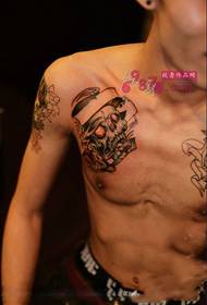 Ο άνθρωπος ώμο ρετρό εικόνα τατουάζ κρανίο