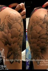 Modello di tatuaggio di peonia atmosferica