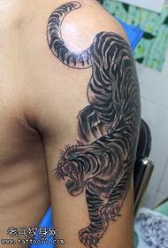 Sjezdové tygří tetování na velké paži