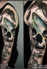 Modello di tatuaggio insetto prepotente scarafaggio