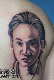 Na ramenu zgodan portretni oblik tetovaže