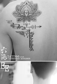 Тибеттік татуировкасы бар ванильді гүлді иық жалтыратады