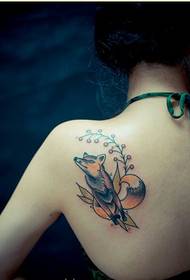 Mados merginos pečiais guli tik gražios lapės tatuiruotės modelio nuotraukos