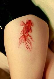 Рамо реалистична 3D татуировка на червена златна рибка