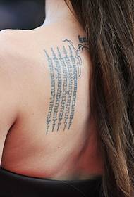 Tatuaggio sexy in sanscrito sulle belle spalle