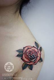 Женска рамена гламурозни узорак тетоваже божура
