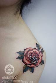 Modello di tatuaggio peonia glamour spalle della donna