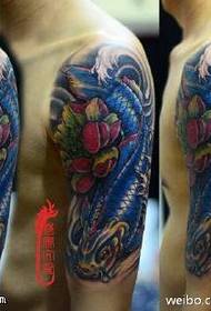 Geschilderd bloem lotus koi tattoo patroon