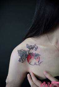 귀여운 빨간 무 아름다운 어깨 문신 사진