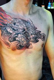 Čovjek liže sliku ramena i pola tetovaže