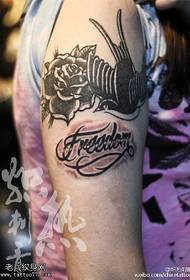 Fiori di primavera, rondini, tatuaggi volanti