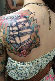 Lijepa djevojka leđa ramena izgledaju dobro vjetar i valovi jedri sliku tetovaža