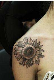 Kvinnliga axlar vackra ser solros tatuering mönster bilder