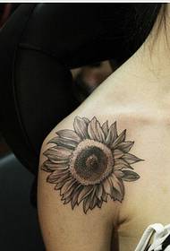 E spalle femine belle belli ritratti di tatuaggi di girasole