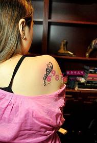 Obraz kreatywny mały świeży tatuaż na ramieniu