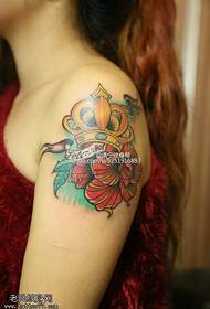 Patró de tatuatge de corona bonic de colors
