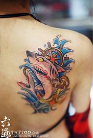 Acuarela patrón de tatuaxe de tiburón de ombreiro de acuarela