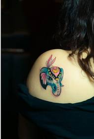 Модні жіночі задні плечі супер милі фотографії татуювання слона