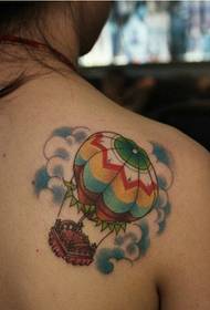 Kvinnelige skuldre vakker ser fargerik tatoveringsbilde med varm luftballong