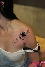Ombros da menina simples e bonita pequena estrela tatuagem imagem foto