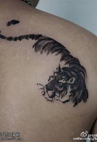 Tinta para baixo padrão de tatuagem de tigre de montanha