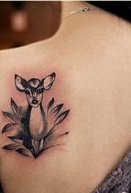 Image de modèle de tatouage de cerf d'encre classique belle épaule femme