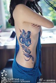 Super piękny i zwiewny prążkowany wzór tatuażu z niebieskim kwiatem