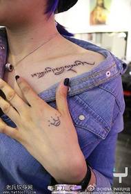 Verfrissende tatoeëringpatroon van Sanskrit