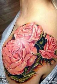 Wzór tatuażu na ramionach ciernie różowa róża