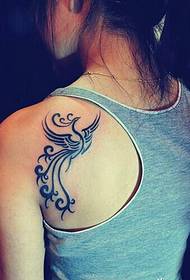 Jednostavna i elegantna tetovaža feniksa totem na ramenu