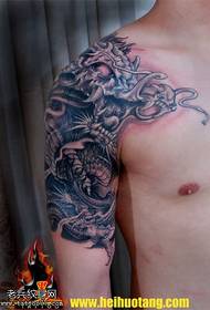 Patrón de tatuaxe de dragón de tinta de estilo chinés flotante fresco
