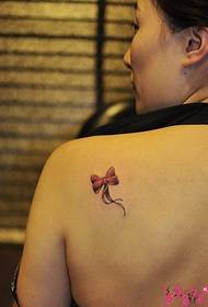 Image de tatouage simple petit arc épaule arrière