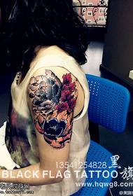 Pola tattoo peony atmosfir tradisional Cina