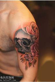 Užasnuti uzorak tetovaže ruža lubanje