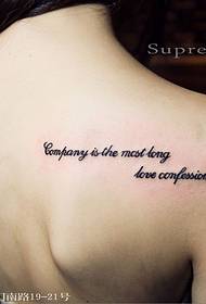 Le ragazze tornano lettere inglesi piccolo tatuaggio fresco