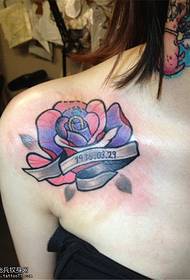 Модел на татуировка в розов цвят на женска цветя