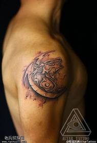 Padrão de tatuagem de totem rachado no ombro