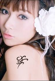 ლამაზი სუფთა გოგონა მხრის ლამაზი პატარა ტოტემის tattoo სურათი