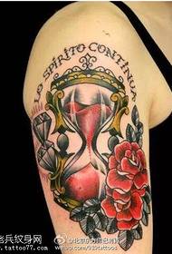 Na ramenu ruža ugrađen klasični uzorak tetovaže pješčane sata