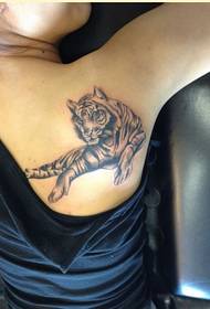 Wahine wahine huruhuru ataahua tuakiri te ahua pai o nga whakaahua tattoo tiger