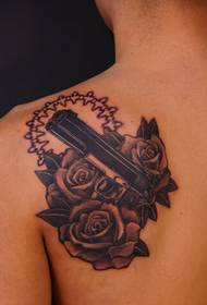 Personeco modo ŝultro bela pistolo rozo tatuaje ŝablono bildo