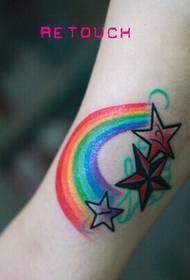 Fünfzackiges Stern-Tätowierungsbild des schönen Regenbogens des Mädchenhandschönen Armes