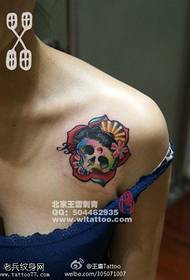 Красочный рисунок татуировки черепа